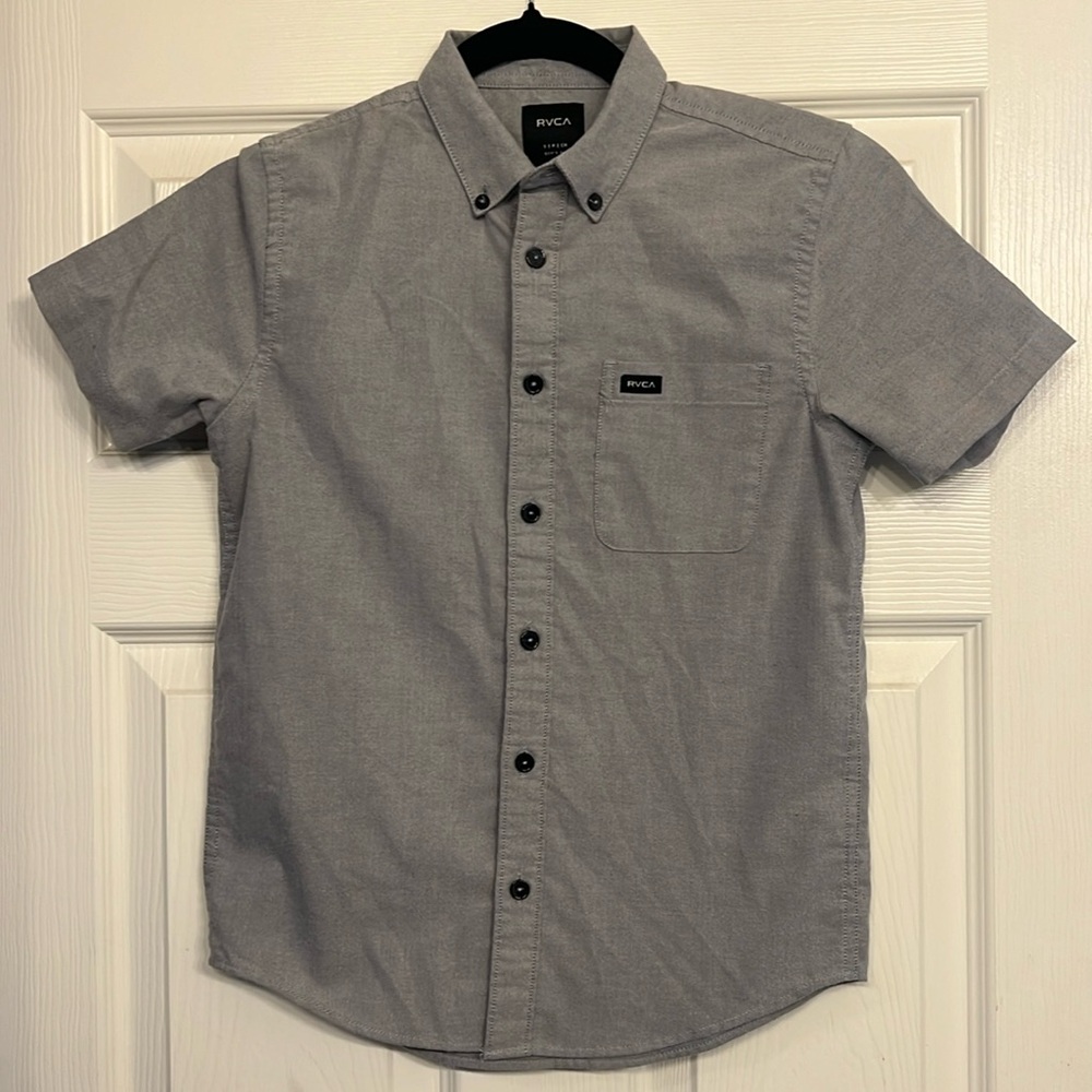 Excellent condition. Boys RVCA button up shirt.